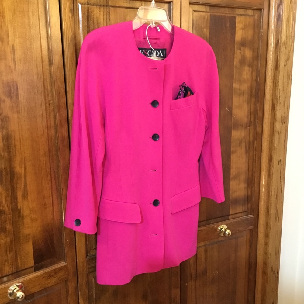 Gorgeous Escada blazer, draped shoulders, medium padding, new wool, faux pleats